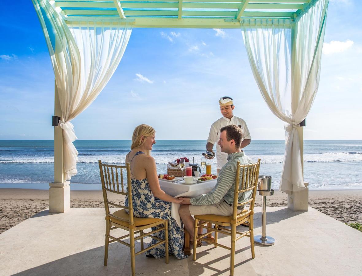 เดอะเซมินยัคบีชรีสอร์ทแอนด์สปา ภายนอก รูปภาพ A couple dining at the beach